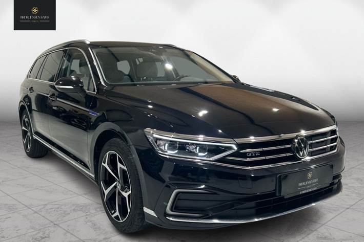 Sort VW Passat fra 2022 set udefra
