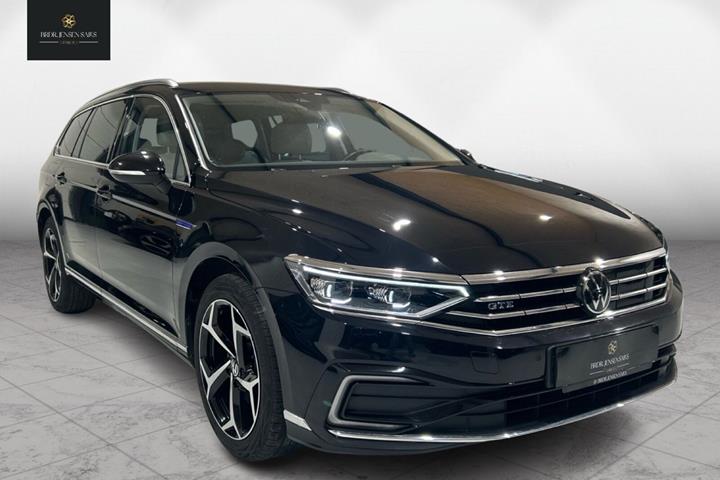 Sort VW Passat fra 2022 set udefra