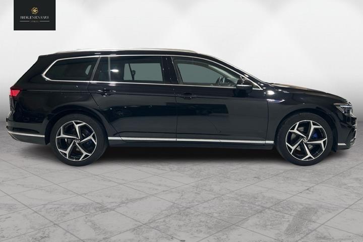 Sort VW Passat fra 2022