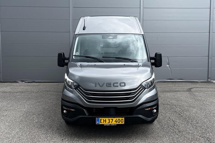 Grå Iveco Daily fra 2025