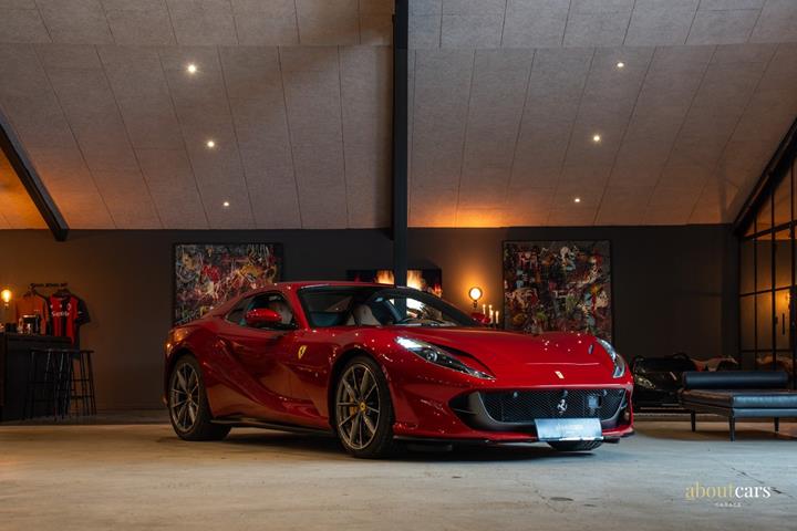 Rød Ferrari 812 GTS fra 2021 set udefra