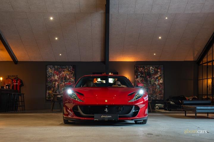 Rød Ferrari 812 GTS fra 2021 set udefra