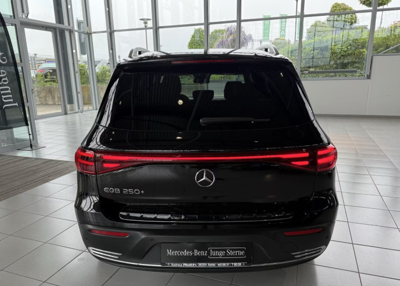 Sort Mercedes EQB250+ fra 2025
