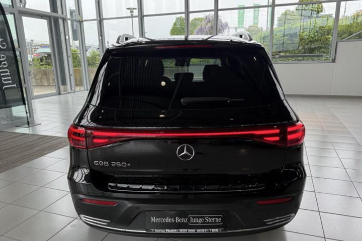 Sort Mercedes EQB250+ fra 2025