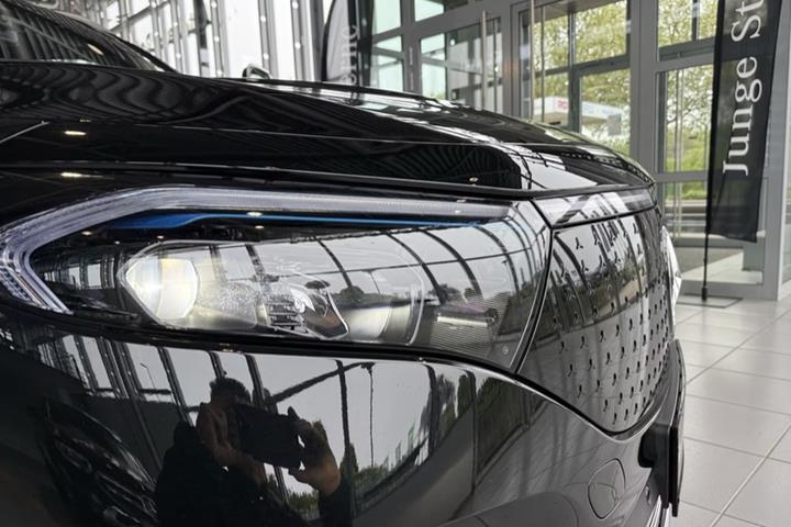 Sort Mercedes EQB250+ fra 2025