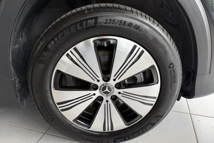 Sort Mercedes EQB250+ fra 2025