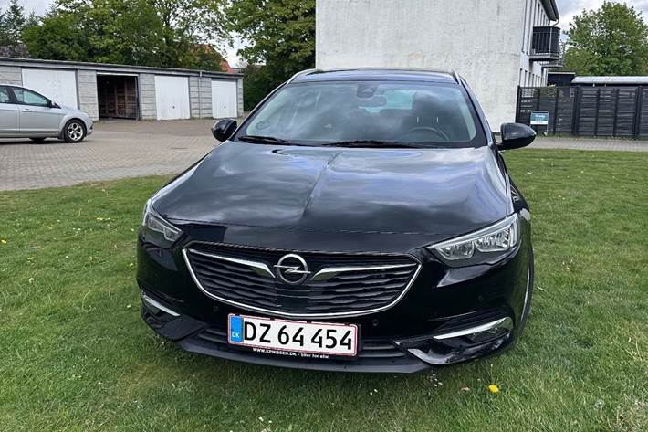 Sort Opel Insignia fra 2018