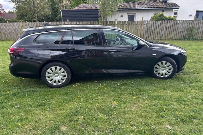 Sort Opel Insignia fra 2018