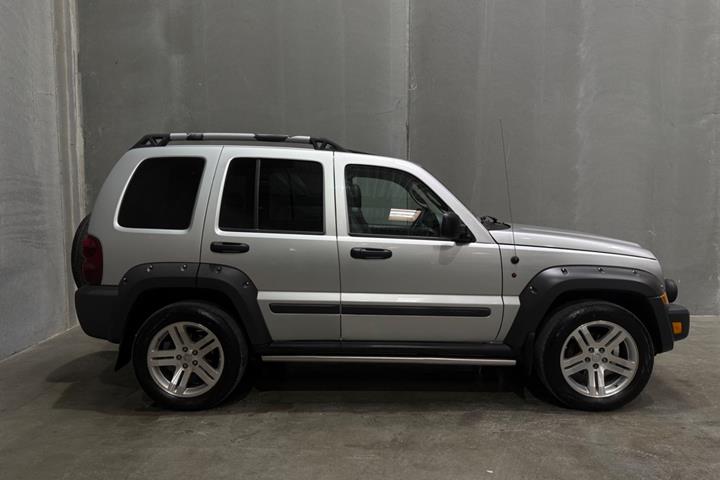 undefined Jeep Liberty fra 2007 set udefra