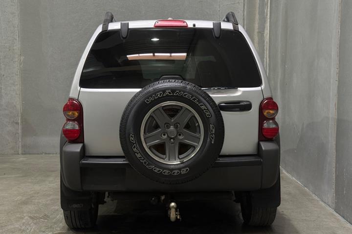 undefined Jeep Liberty fra 2007 set udefra