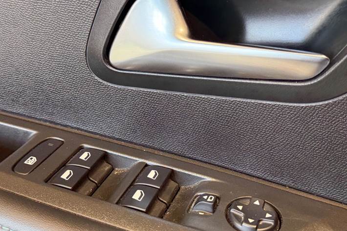Grå Peugeot 208 fra 2021