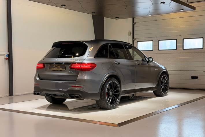 Grå Mercedes GLC63 fra 2018