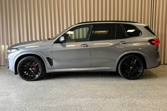 Grå BMW X5 fra 2025