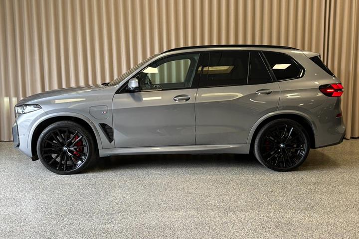 Grå BMW X5 fra 2025