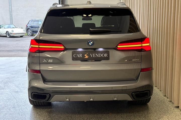 Grå BMW X5 fra 2025