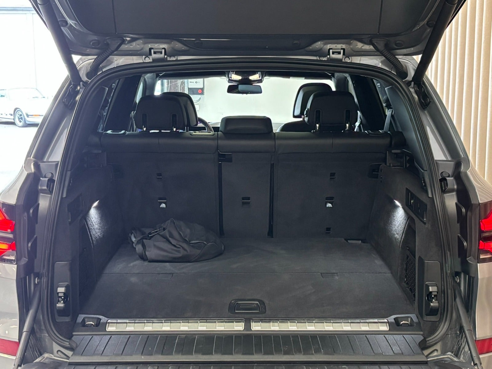 Grå BMW X5 fra 2025