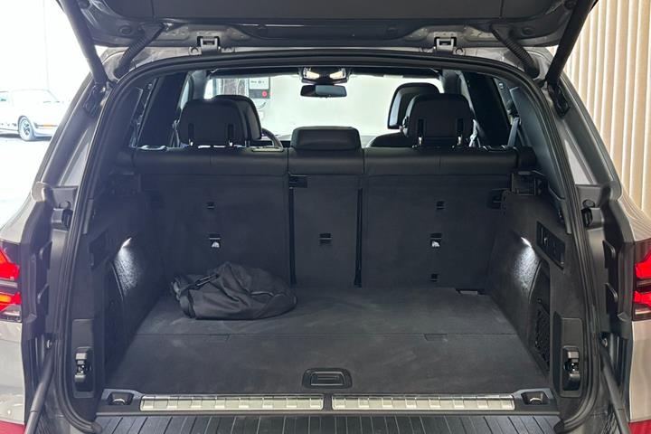 Grå BMW X5 fra 2025