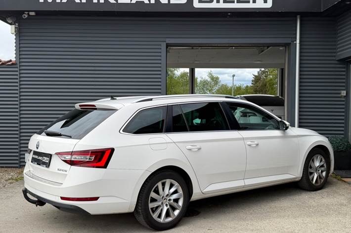 Hvid Skoda Superb fra 2018