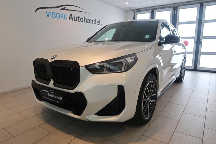 Hvid BMW iX1 fra 2023 set udefra