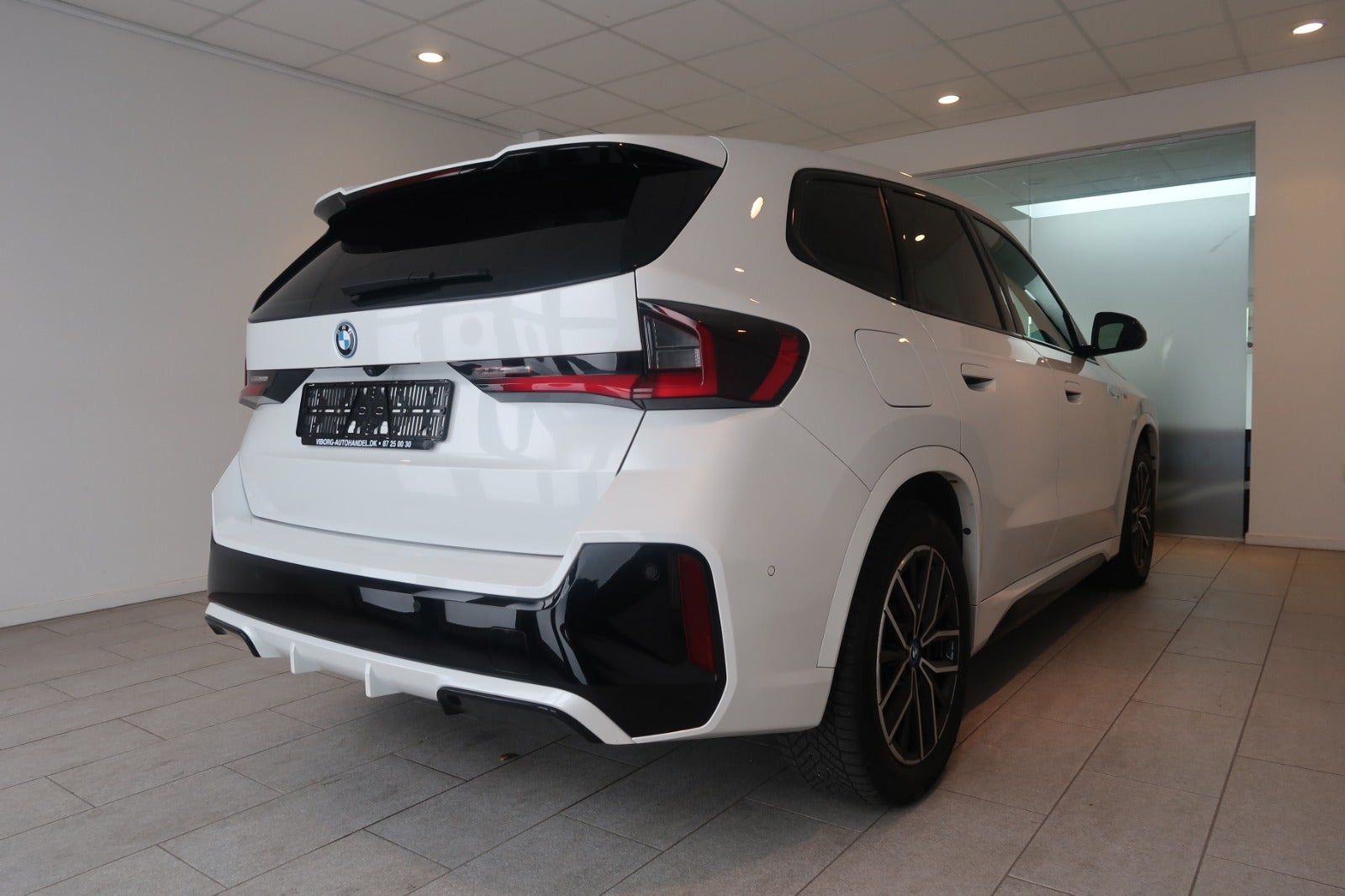 Hvid BMW iX1 fra 2023