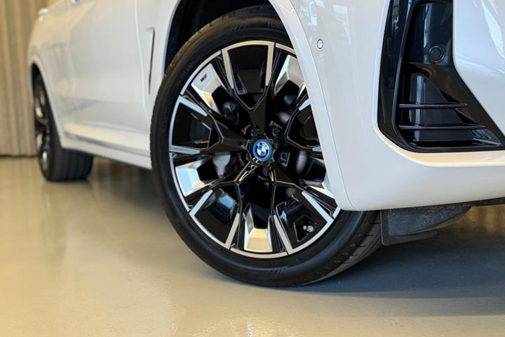 Hvid BMW iX3 fra 2022