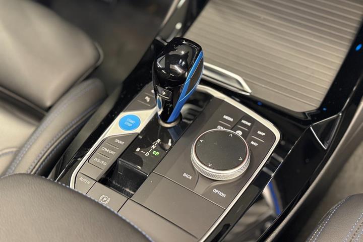 Hvid BMW iX3 fra 2022
