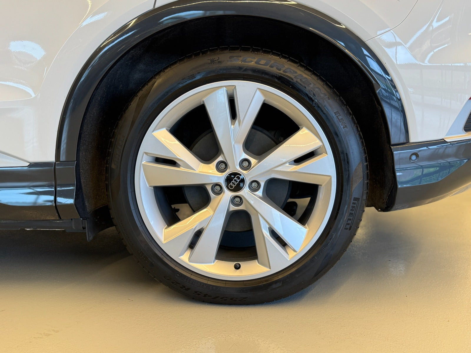 Hvid Audi Q4 e-tron fra 2023