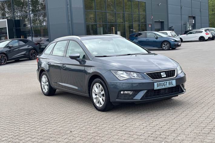 Grå Seat Leon fra 2020 set udefra