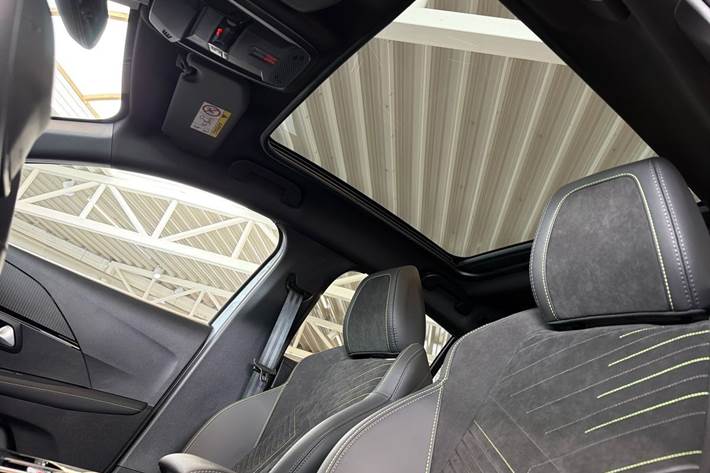 Hvid Peugeot e-208 fra 2025