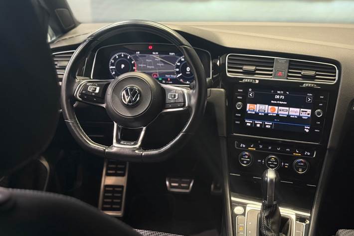 Grå VW Golf VII fra 2019