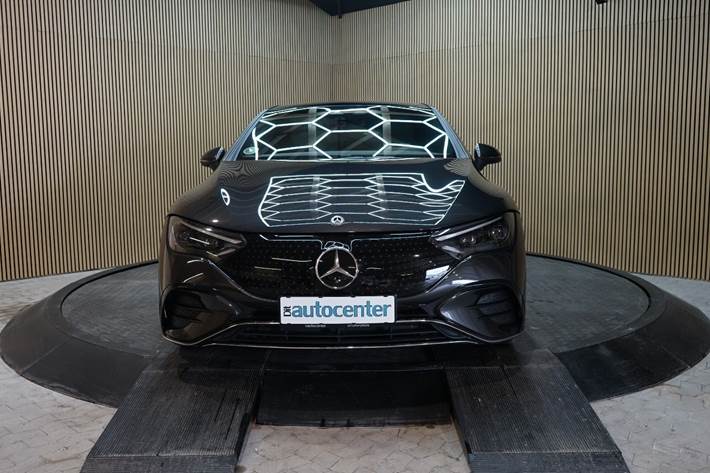 Grå Mercedes EQE350 fra 2023