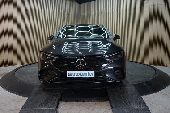 Grå Mercedes EQE350 fra 2023