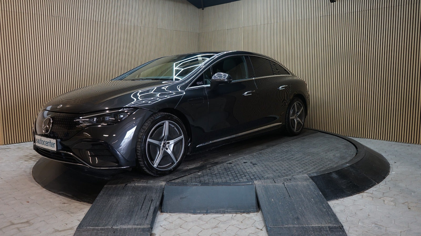 Grå Mercedes EQE350 fra 2023