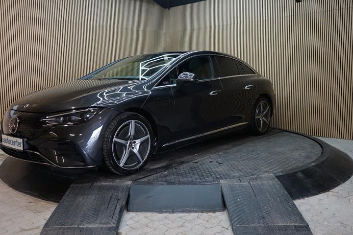 Grå Mercedes EQE350 fra 2023