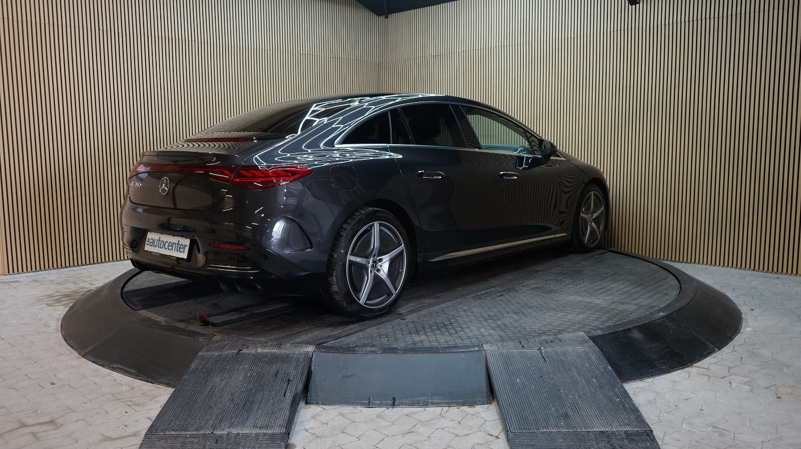 Grå Mercedes EQE350 fra 2023