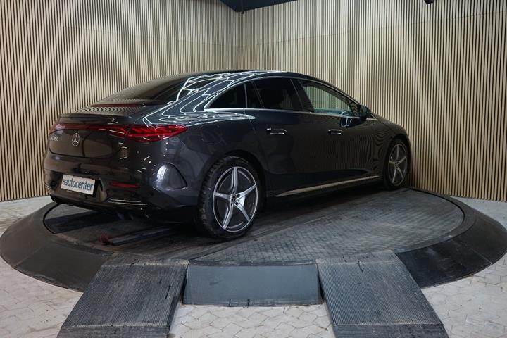 Grå Mercedes EQE350 fra 2023
