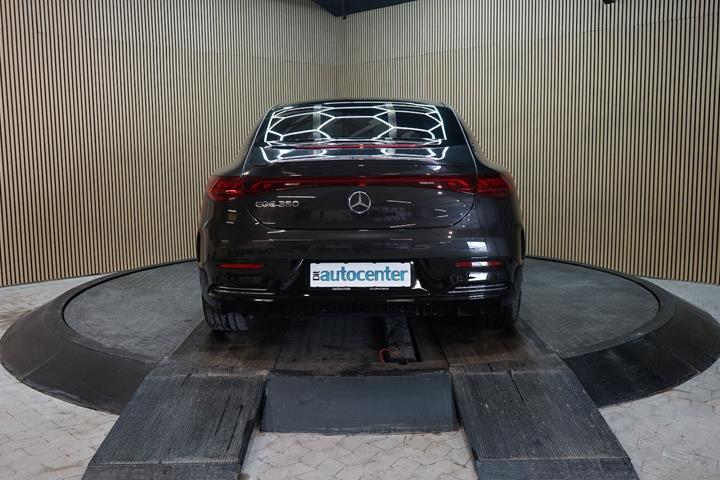 Grå Mercedes EQE350 fra 2023