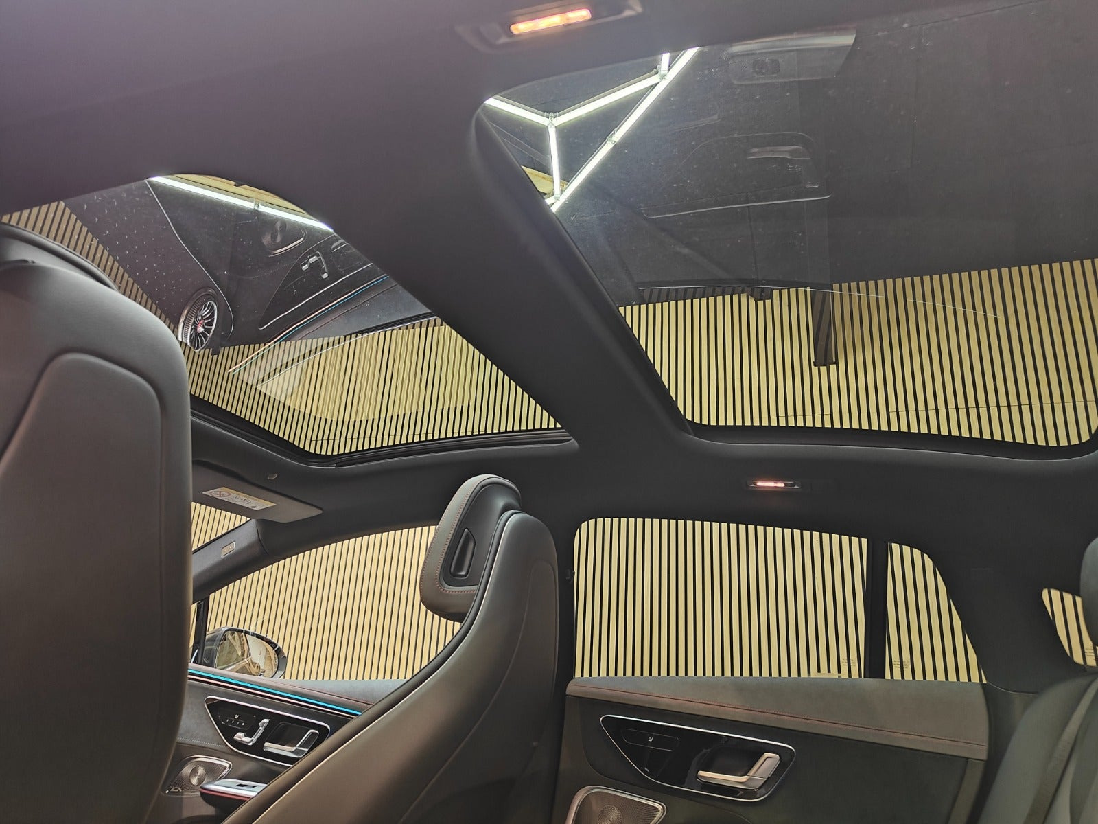 Grå Mercedes EQE350 fra 2023