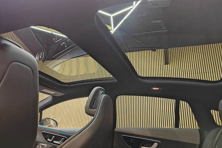 Grå Mercedes EQE350 fra 2023