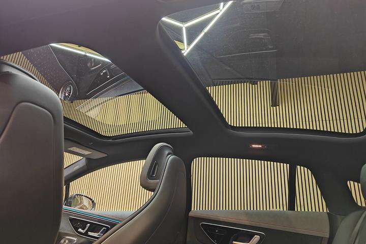 Grå Mercedes EQE350 fra 2023