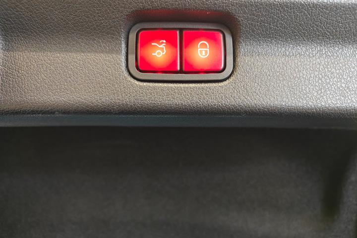 Grå Mercedes EQE350 fra 2023