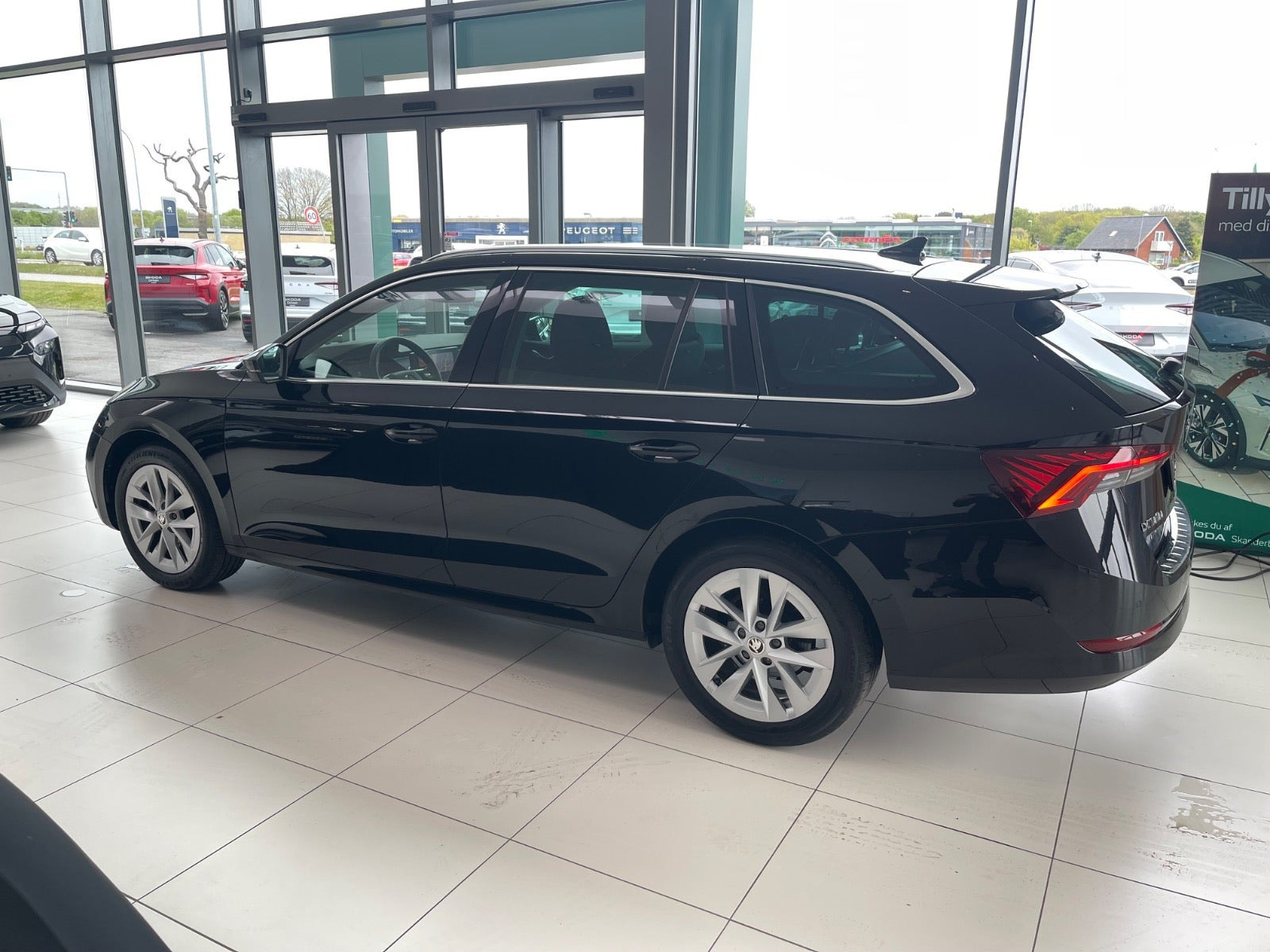 Sort Skoda Octavia fra 2024