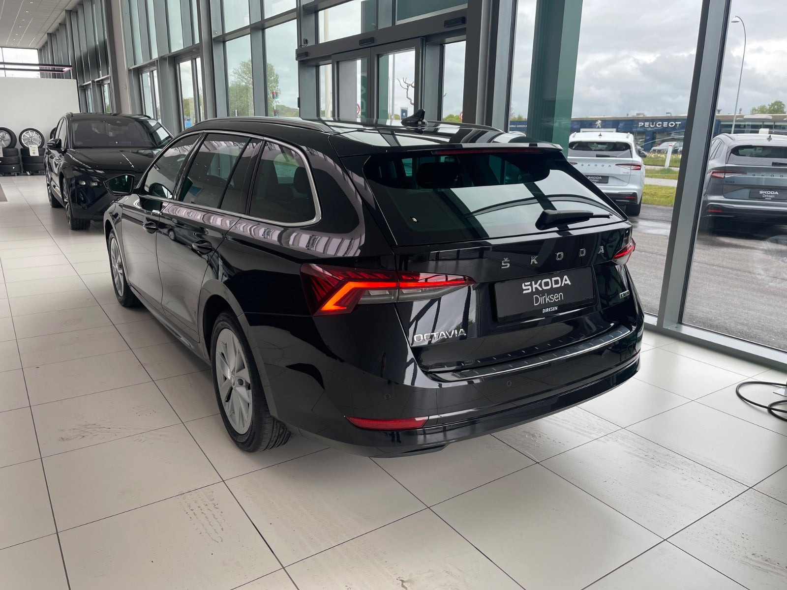 Sort Skoda Octavia fra 2024