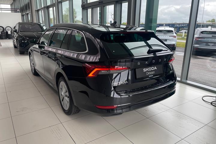 Sort Skoda Octavia fra 2024