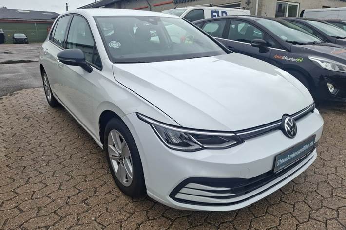 Hvid VW Golf VIII fra 2020 set udefra