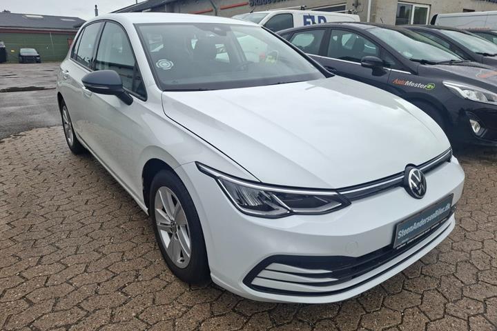 Hvid VW Golf VIII fra 2020 set udefra