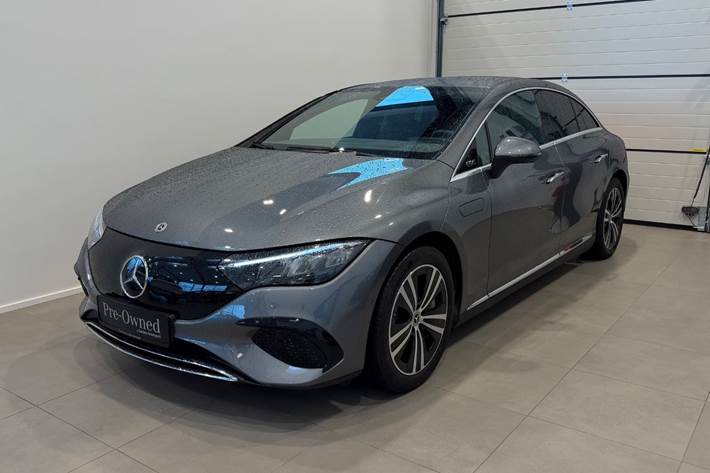 Grå Mercedes EQE300 fra 2025