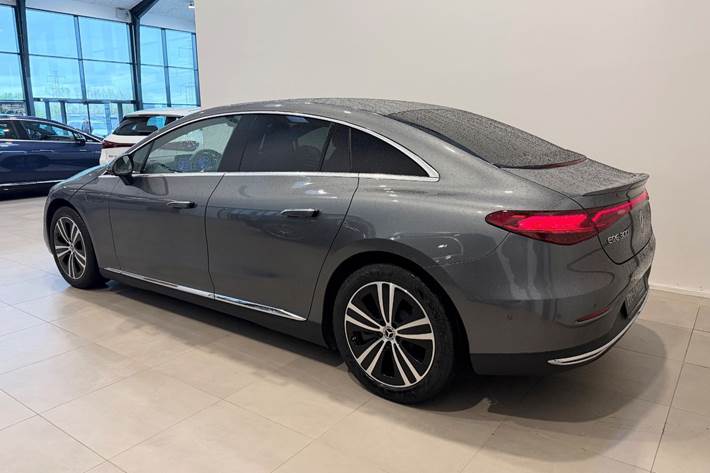 Grå Mercedes EQE300 fra 2025