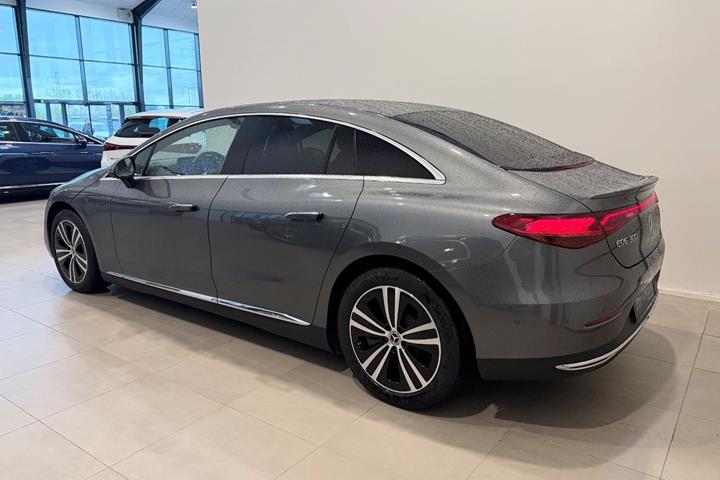 Grå Mercedes EQE300 fra 2025