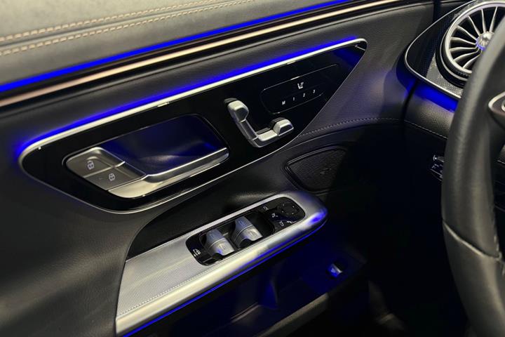 Grå Mercedes EQE300 fra 2025